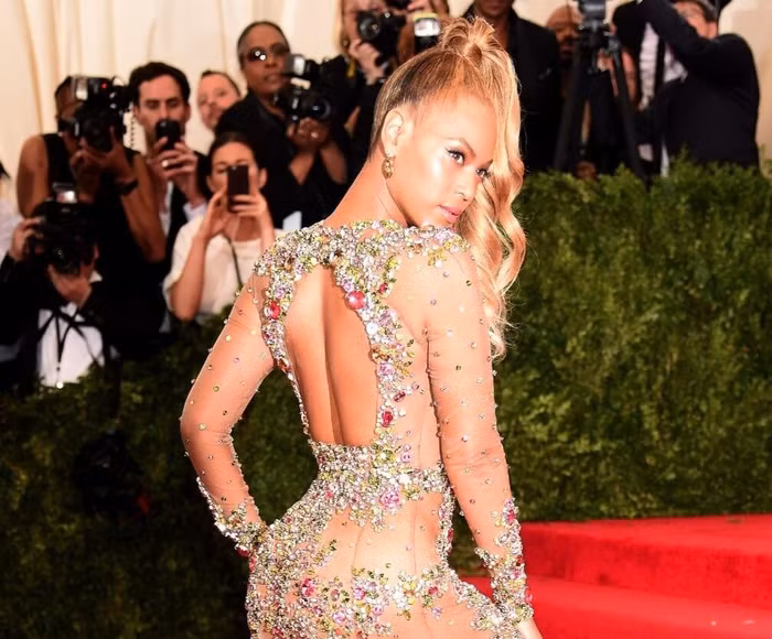 Những bộ cánh ấn tượng nhất lịch sử Met Gala-5