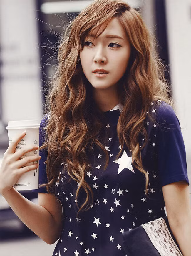 Kiểu tóc mãi rẽ ngôi lệch cho trán ngắn, tăng chiều dài của gương mặt sẽ trở nên cân xứng hơn