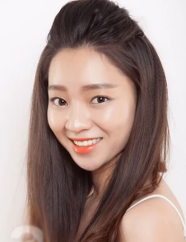 làm đẹp với kiểu tóc máy phồng kéo ngược ra sau.