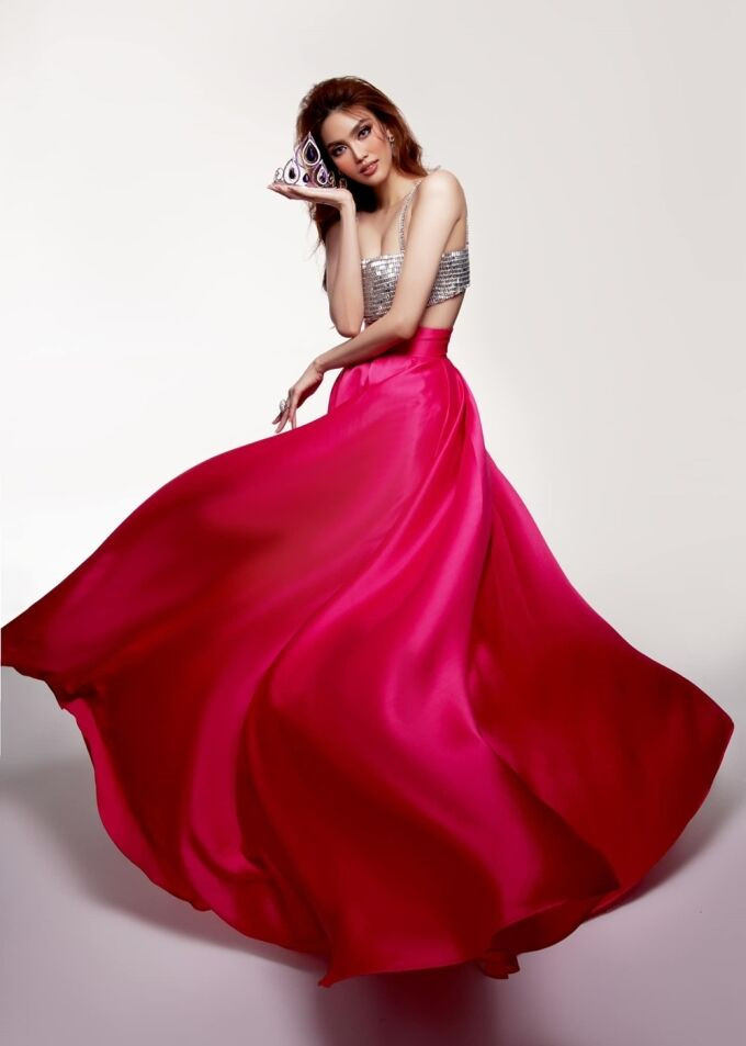 Lan Khuê mặc crop top kết hợp chân váy xòe. Sieu-mau-Lan-Khue-23-7346-1677558844.jpg?w=680&h=0&q=100&dpr=1&fit=crop&s=eO_ZLPPvxDgHAb-llASRvw