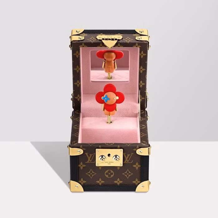 Cùng "Vivienne" của nhà Louis Vuitton du lịch thế giới sang trọng ảnh 8 Cùng "Vivienne" của nhà Louis Vuitton du lịch thế giới sang trọng ảnh 8