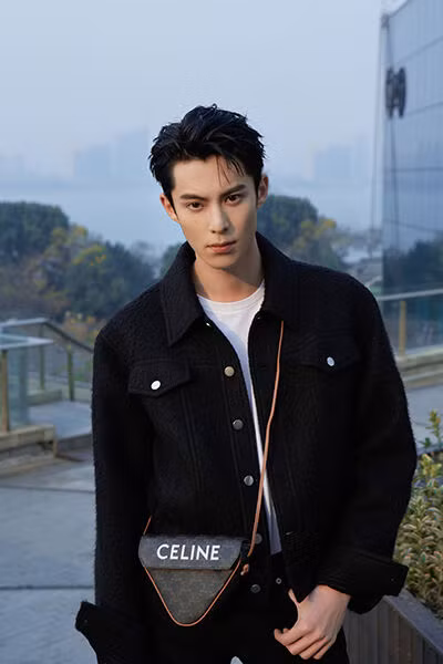 Giới trẻ và cơn sốt túi tam giác Triangle Bag từ nhà mốt Céline-1