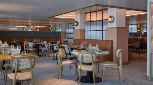 Khám phá chiếc du thuyền