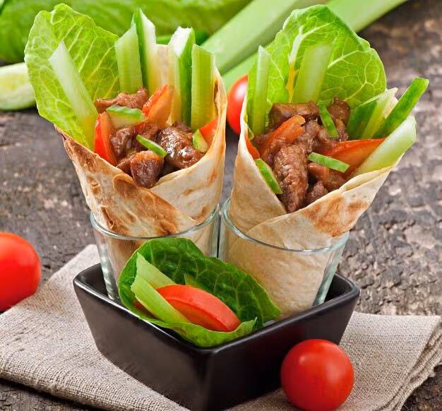 Làm món sandwich giảm cân bằng cách cuộn xà lách romaine (rau diếp) hoặc bánh tortilla