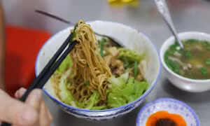 Tiệm mì tươi gần 90 năm của gia đình gốc Hoa ảnh 8 Tiệm mì tươi gần 90 năm của gia đình gốc Hoa ảnh 8