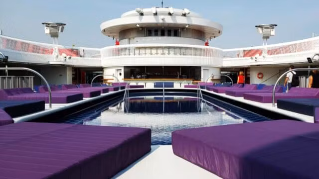 Khám phá chiếc du thuyền