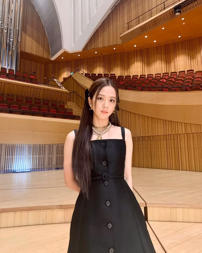 jisoo diện váy đen dior