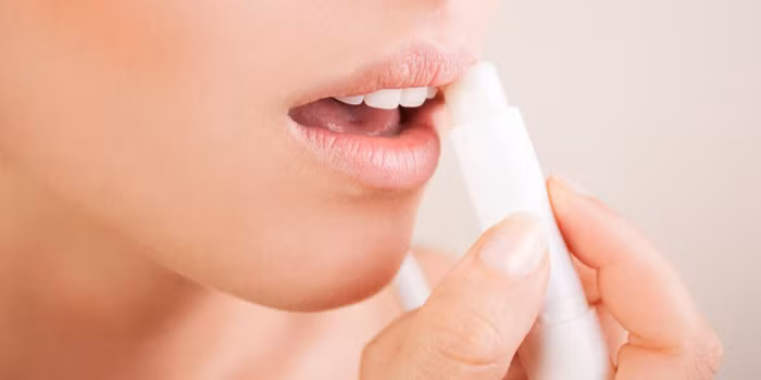 Hè đến rồi đừng quên dùng son dưỡng ẩm sâu và tạo màu cho môi nhé!