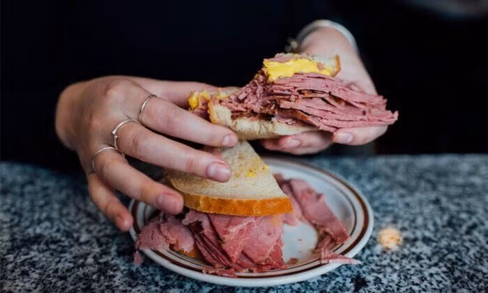 Bánh mì thịt xông khói Montreal tại Schwartz’s Deli