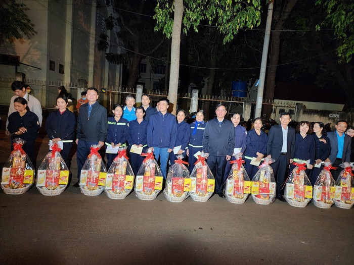 Đắk Lắk: Bí thư Tỉnh ủy thăm hỏi, động viên công nhân vệ sinh môi trường đêm 30 Tết ảnh 2