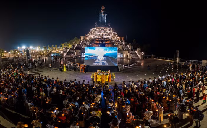 Hàng ngàn Phật tử và du khách dâng hoa đăng trong Lễ Vía Quán Thế Âm Bồ Tát tại núi Bà Đen