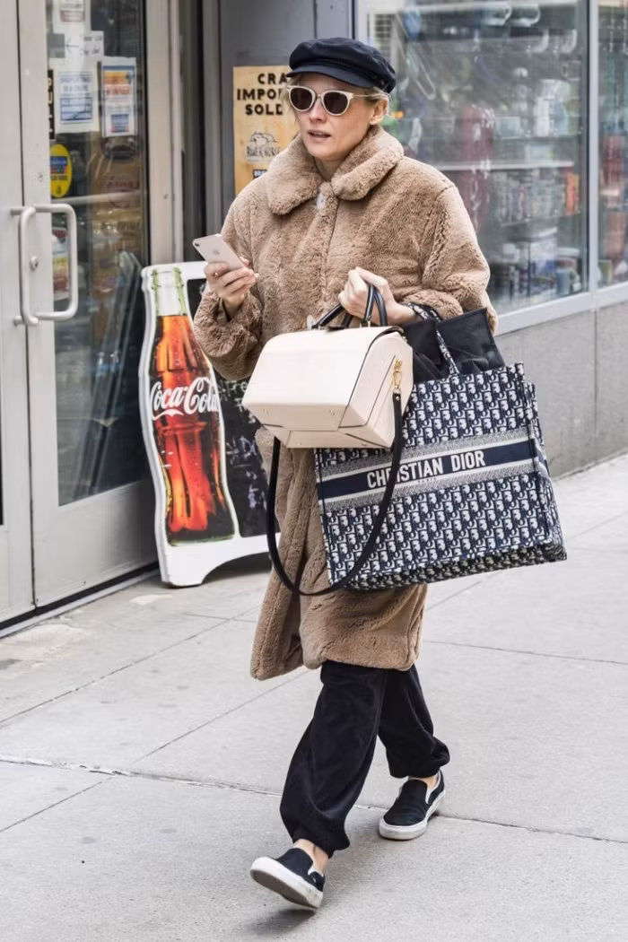 Bạn thoải mái đi làm, đi họp với Dior Book Tote mà không lo túi bị biến dạng, xô lệch hay thất lạc.