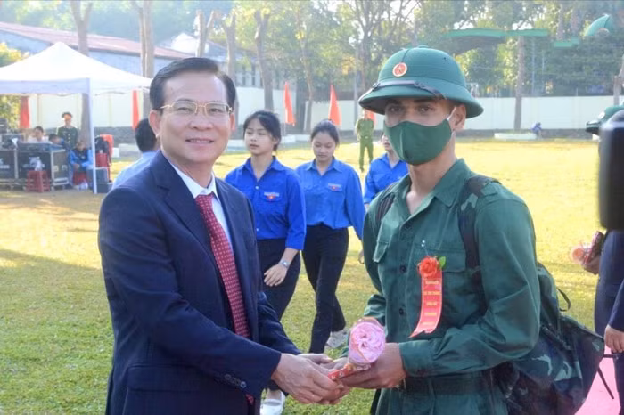 Đồng chí Hồ Văn Mười tặng hoa động viên các tân binh lại lễ giao nhận quân.