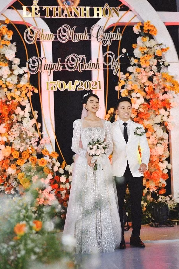 Cô dâu và chú rể tươi rói trên sân khấu.