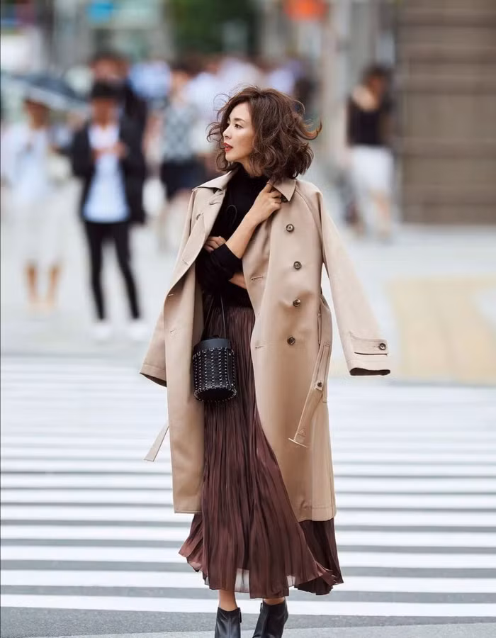 áo trenchcoat và chân láy xếp ly