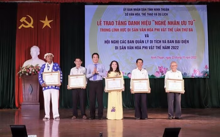 Ninh Thuận - trao tặng danh hiệu vinh dự Nhà nước “Nghệ nhân ưu tú” cho 5 nghệ nhân ảnh 1