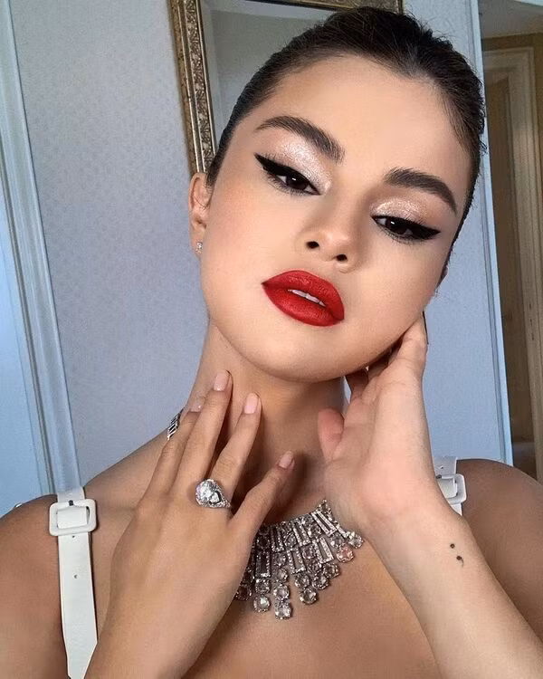 Gợi ý thời trang cùng sắc đỏ mùa lễ hội cuối năm ảnh 9