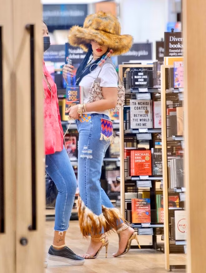 Những lần diện nguyên “cây” hàng hiệu xuống phố của Rihanna-4