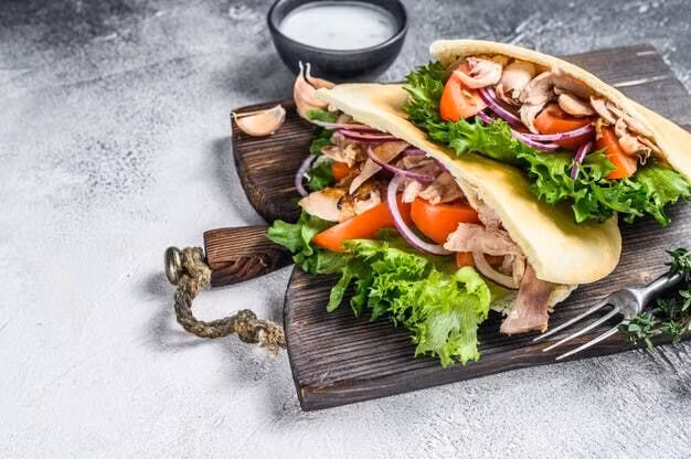 Dùng bánh mì pita thay cho bánh mì thường