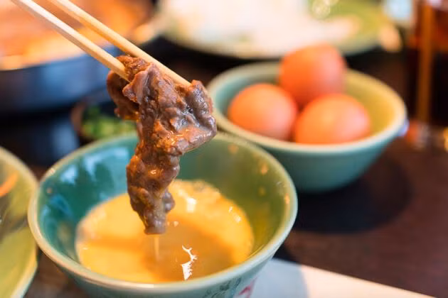 Thịt bò nhúng với trứng tạo ra vị ngọt béo hấp dẫn