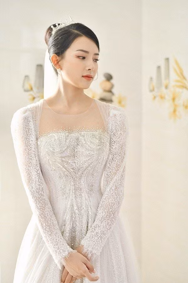 Chiếc váy nhẹ nhàng, tinh tế, phù hợp với vẻ đẹp sang trọng như tiểu thư đài các của cô nàng.