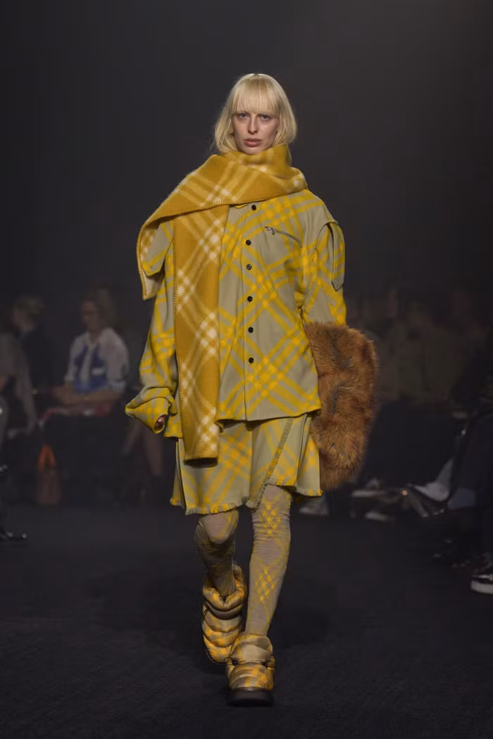 00021-burberry-fall-2023-ready-to-wear-credit-gorunway-scaled.jpg