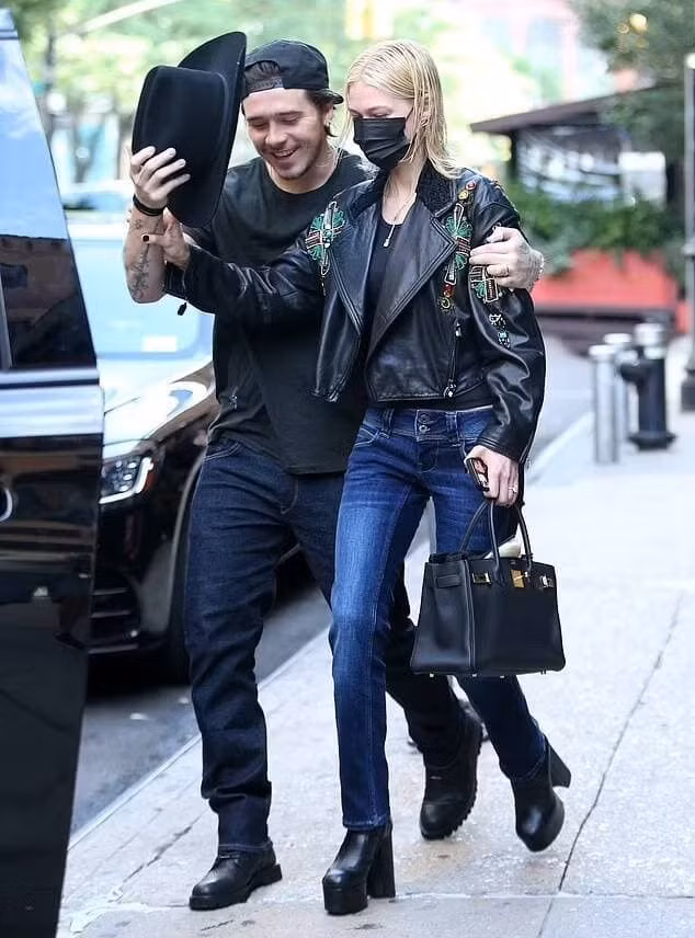 Nicola Peltz diện set đồ “sương sương” 500.000 USD xuống phố