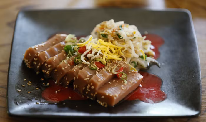 Dư vị của dotorimuk có một chút đắng nhẹ, tuy nhiên đây là một món đặc sản rất được người Hàn yêu thích.