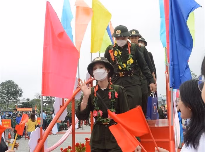 Tân binh nữ duy nhất của quận Liên Chiểu hào hứng lên đường nhập ngũ vào lực lượng Công an