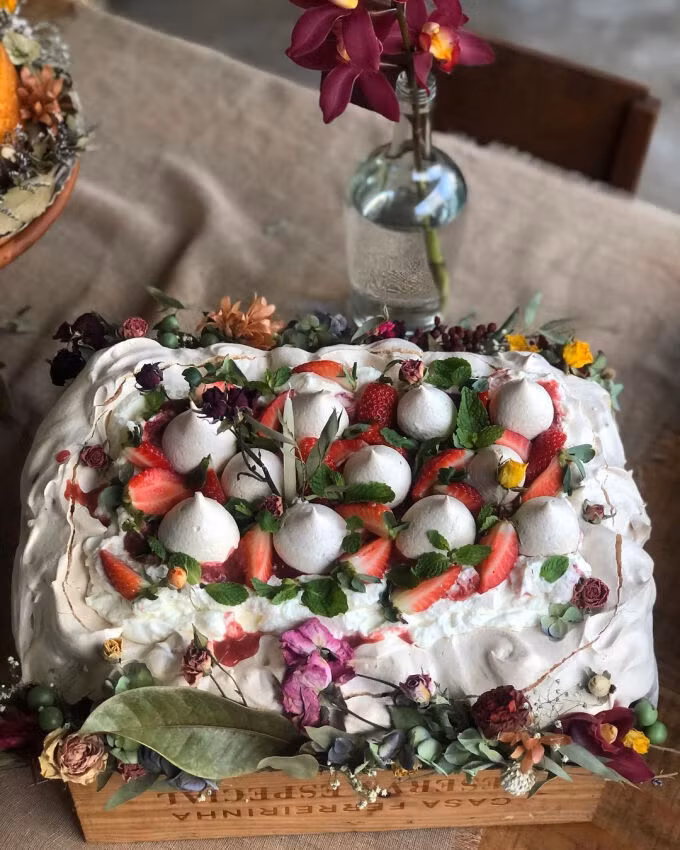 Chiếc bánh lộng lẫy này được tạo ra để vinh danh nữ vũ công sau một trong những chuyến lưu diễn của cô đến Úc và New Zealand vào những năm 1920.