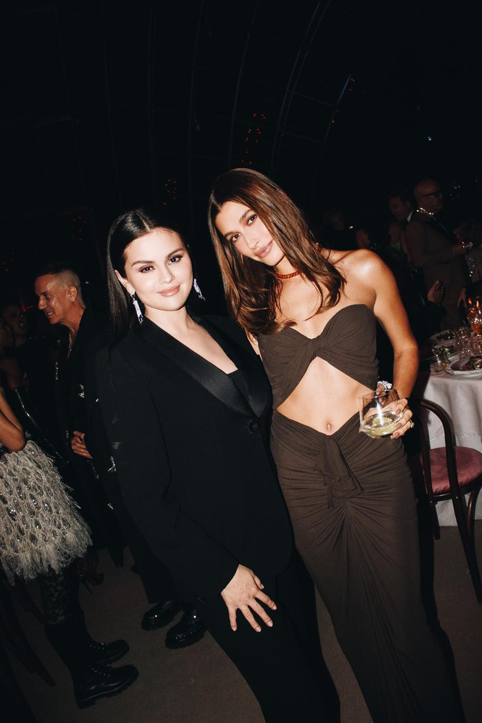 Hailey Bieber và Selena Gomez “đập tan” tin đồn thù ghét với tấm ảnh thân thiết