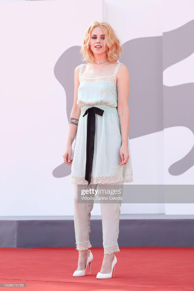 Kristen Stewart khiến công chúng vỡ òa vì makeup mặc dù mặc "đồ ngủ" lên thảm đỏ ảnh 7