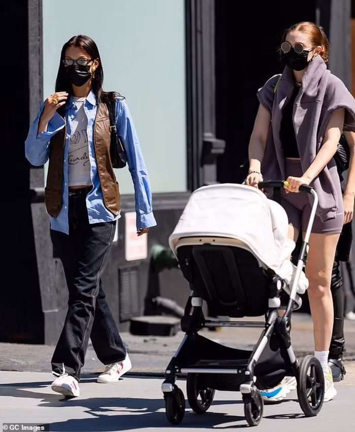 Phong cách thời trang trendy của Gigi Hadid khi làm mẹ-11