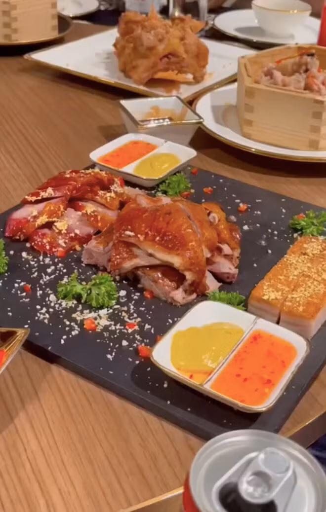 Tiệc sinh nhật ngập mùi tiền của Chao - rich kid 2k3: Tổ chức trong khách sạn dát vàng, tới đồ ăn cũng dát vàng luôn - Ảnh 4.