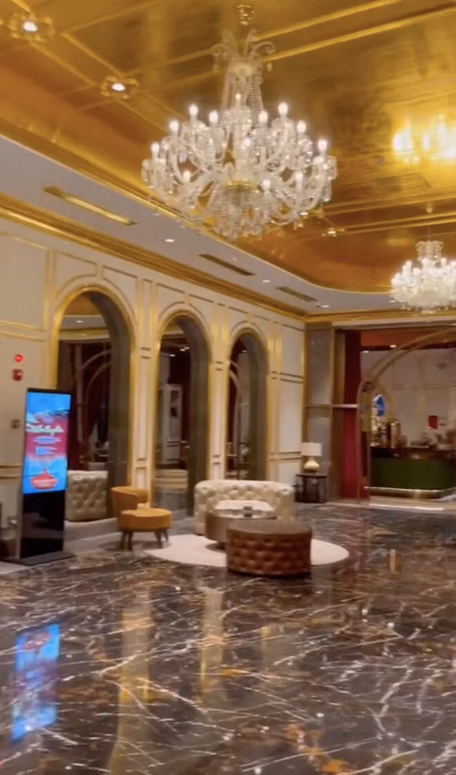 Tiệc sinh nhật ngập mùi tiền của Chao - rich kid 2k3: Tổ chức trong khách sạn dát vàng, tới đồ ăn cũng dát vàng luôn - Ảnh 3.