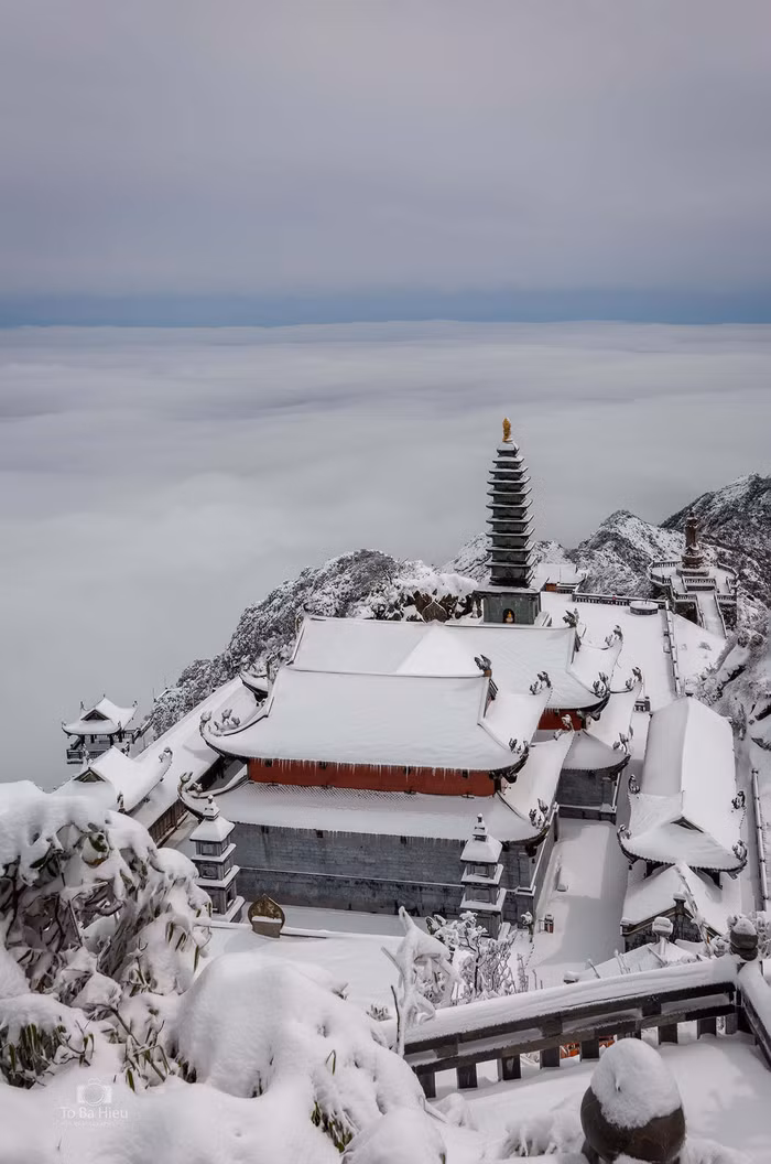 Du khách ùn ùn đặt tour Sa Pa, "ăn ngủ" trên đỉnh Fansipan chờ săn tuyết - 1