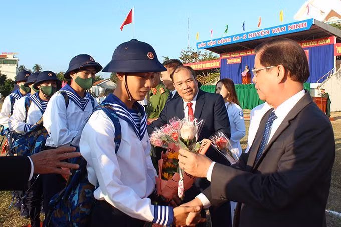 Ông Nguyễn Tấn Tuân động viên các thanh niên huyện Vạn Ninh lên đường nhập ngũ