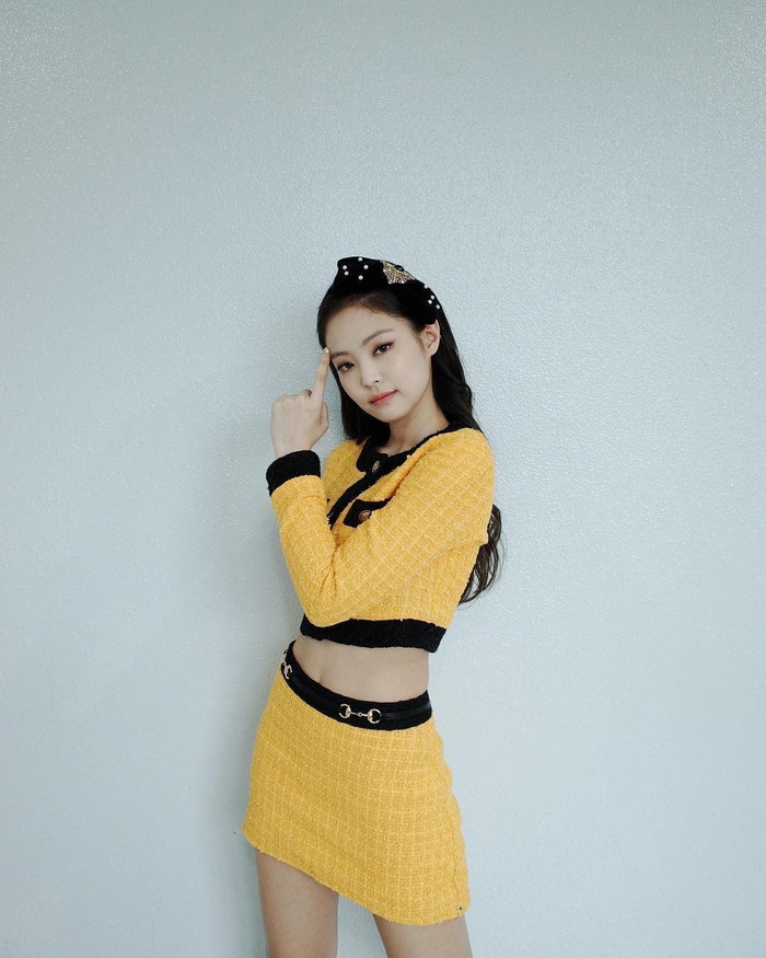 Jennie (Blackpink) diện set đồ màu vàng với vài sợi đen của Chanel