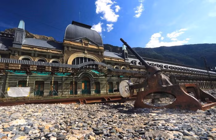 Ga xe lửa quốc tế Canfranc, Tây Ban Nha