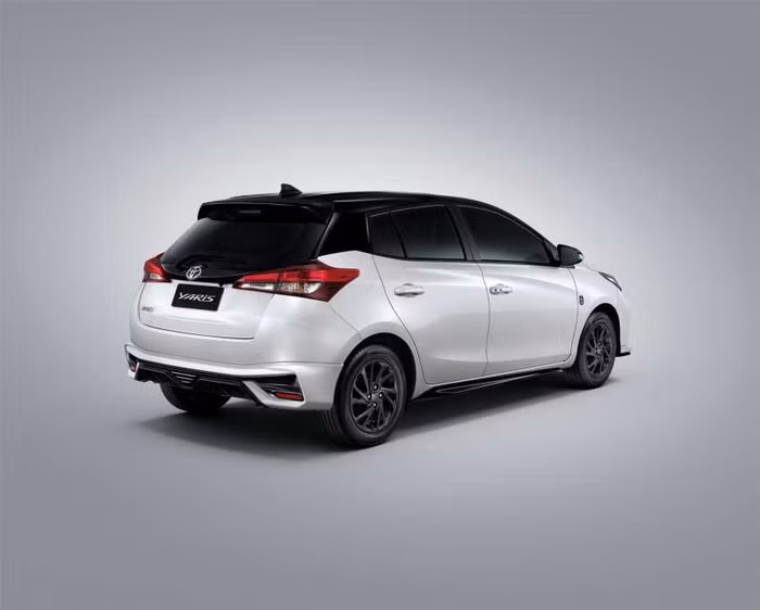 Toyota tung loạt phiên bản 60th Anniversary cho các dòng xe ăn khách ảnh 3