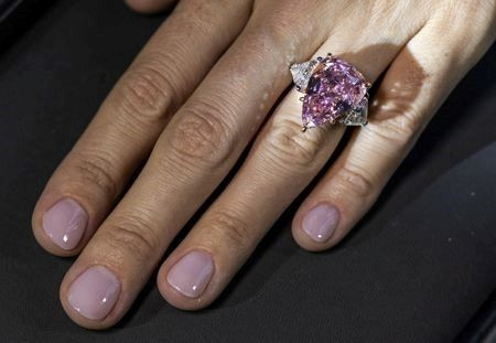 Một viên kim cương hồng “may mắn” được bán với giá 28,8 triệu USD tại Christie's ảnh 1 kim cương hồng