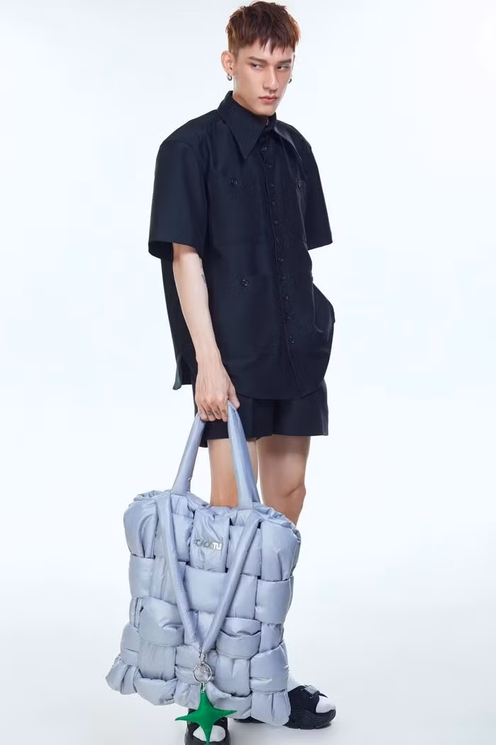 Cao Stu khuấy đảo cộng đồng nội địa với chiếc túi “Đựng cả thế giới” ảnh 1