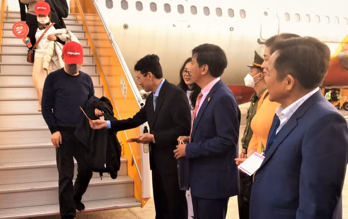 Khánh Hòa đón đoàn du khách Trung Quốc đầu tiên sau 3 năm bị đóng băng vì dịch Covid-19 ảnh 2