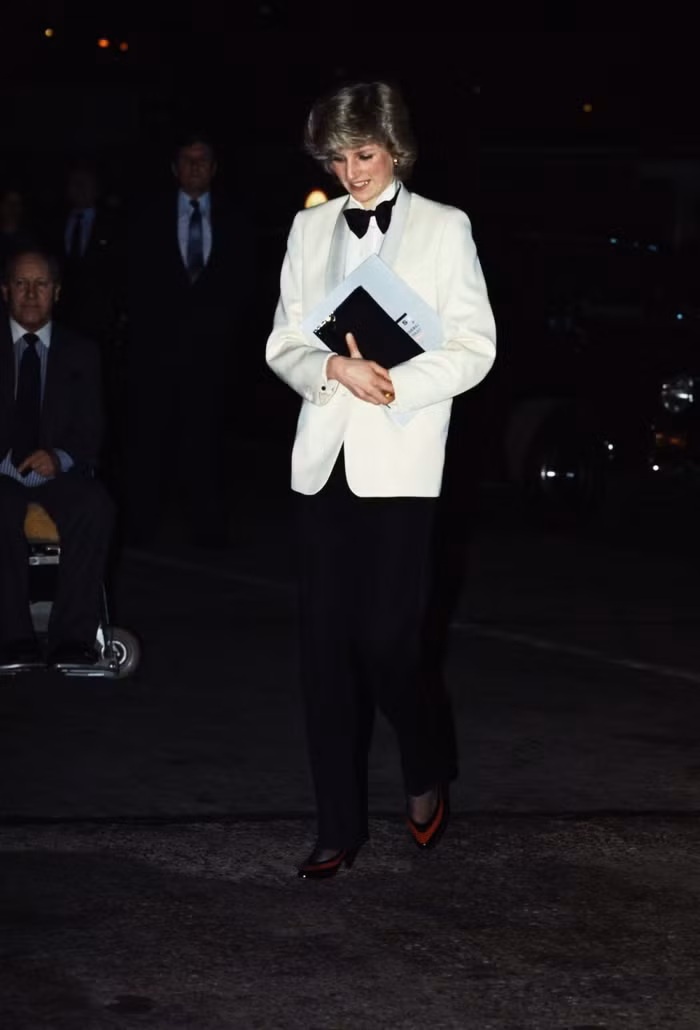 Những “bộ cánh” biểu tượng thời trang một thời của công nương Diana-4