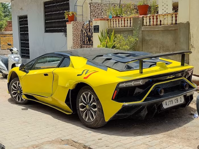 “Phù phép” Honda Civic đời cũ thành siêu xe Lamborghini Aventador SVJ-5
