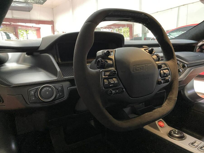 Bộ đôi Ferrari 488 Pista Spider và Ford GT được ra biển trắng ảnh 3