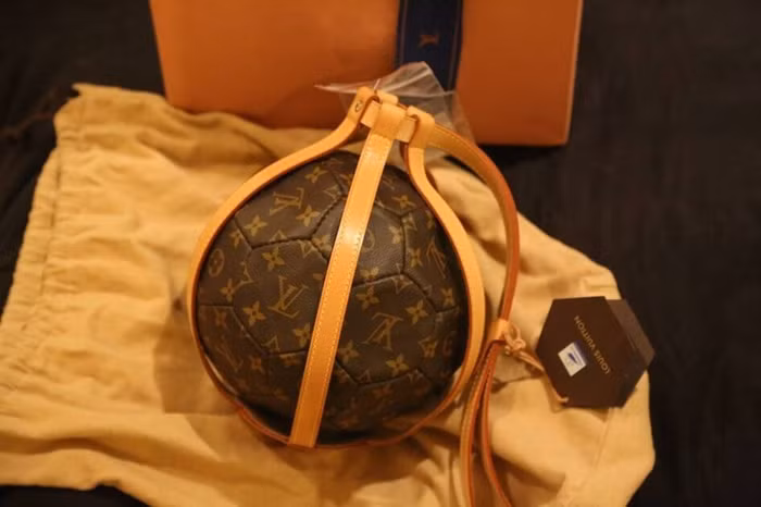 Không chỉ túi máy bay của Louis Vuitton, thế giới hàng hiệu còn nhiều mẫu túi độc lạ hơn thế - 6