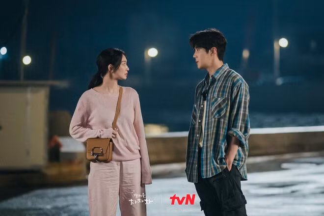 Shin Min Ah diện đồ sặc sỡ trong bộ phim mới để thả thính với Kim Seon Ho ảnh 5
