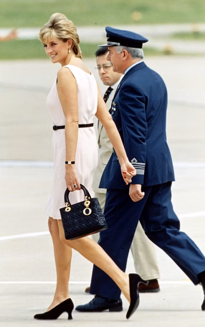 Thiết kế túi xách Lady Dior trở thành phụ kiện yêu thích của Công nương Diana sau chuyến công du năm 1995.