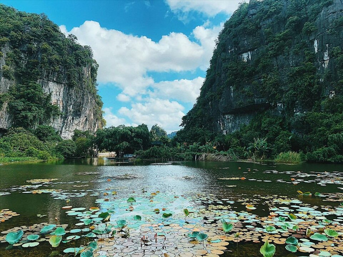 Giữa mùa dịch COVID-19, vẫn có một Ninh Bình đẹp đến nao lòng ảnh 2 Có một Ninh Bình đẹp yên ả giữa mùa dịch COVID-19 - 2